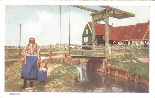 Marken Niederlande Mutter mit Kind Trachten Zugbruecke Kat. Niederlande