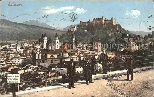 Salzburg Oesterreich Gruppenbild mit Altstadt und Festung im Hintergrund Kat. Salzburg