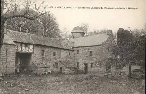 Saint Herbot La cour du Chateau du Rusquec * / Plonevez-du-Faou /Arrond. de Chateaulin