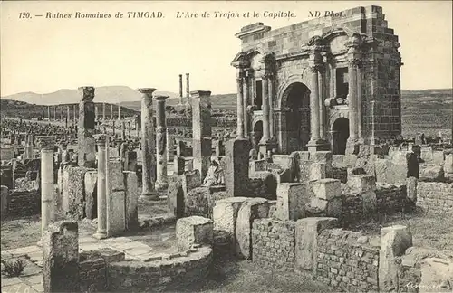 Timgad Ruines Romaines L Arc de Trojan et le Capitole