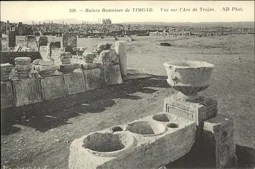 Timgad Ruines Romaines Vue sur l Arc de Trajan Ruine
