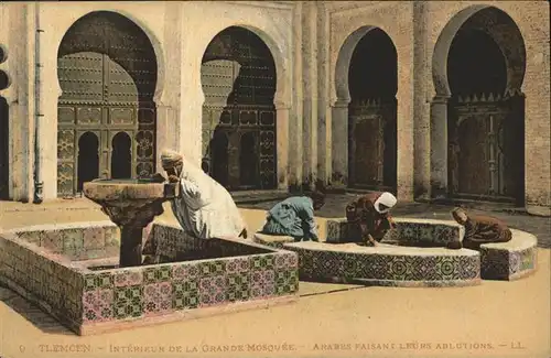 Tlemcen Interieur de la grande mosquee arabes faisant leurs ablutions