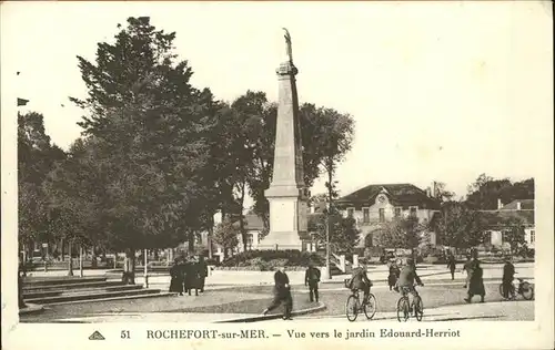 Rochefort sur Mer Vue vers le jardin Edouard Herriot Denkmal / Rochefort Charente-Maritime /Arrond. de Rochefort