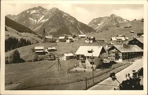 Hirschegg Kleinwalsertal Vorarlberg mit Elfer Zwoelfer und Widderstein Allgaeuer Alpen Kat. Mittelberg