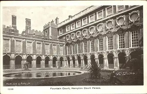 Hampton Court Palace Fountain Court Kat. United Kingdom
