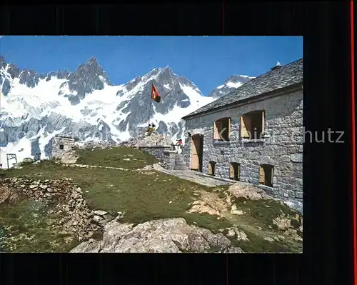 Sustlihuette Schutzhuette mit Wendenhorn Fuenffingerstock und Grassen Urner Alpen Schweizer Flagge