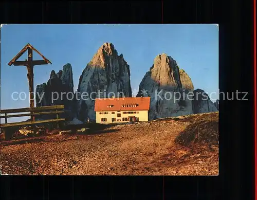 Dreizinnenhuette Schutzhuette mit Drei Zinnen Wegekreuz Dolomiten Refugio Tre Cime di Lavaredo