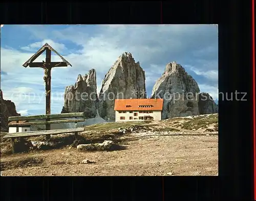 Dreizinnenhuette Schutzhuette mit Drei Zinnen Wegekreuz Dolomiten Refugio Tre Cime di Lavaredo