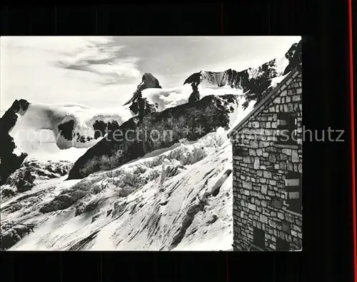 Rothornhuette et Mont Cervin Matterhorn Schutzhuette Walliser Alpen