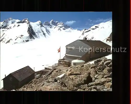 Konkordiahuette mit Gletscherhorn Kranzberg Rottalhorn Jungfrau Berghuette Schutzhaus Berner Alpen