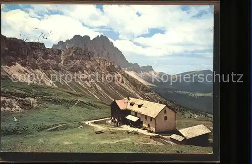 Schlueterhuette gegen Geislergruppe Schutzhaus Dolomiten