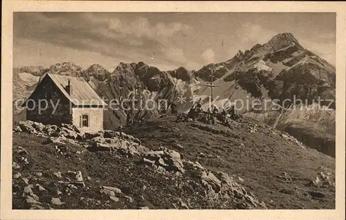 Mindelheimerhuette Schutzhaus in Schafalpengruppe mit Biberkopf Allgaeuer Alpen