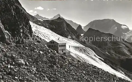 Rothornhuette mit Dom Taeschhorn Alphubel Schutzhuette Walliser Alpen