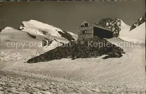 Britanniahuette mit Strahlhorn Rimpfischhorn Schutzhuette Walliser Alpen