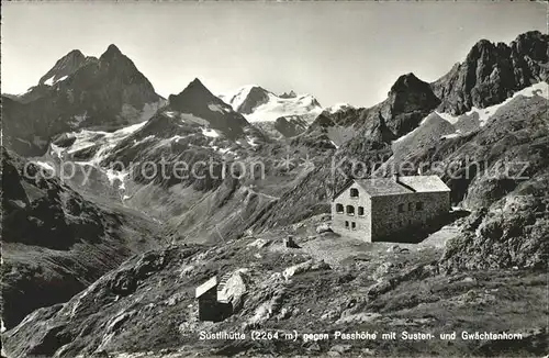 Sustlihuette gegen Passhoehe Sustenhorn Gwaechtenhorn Schutzhuette Urner Alpen