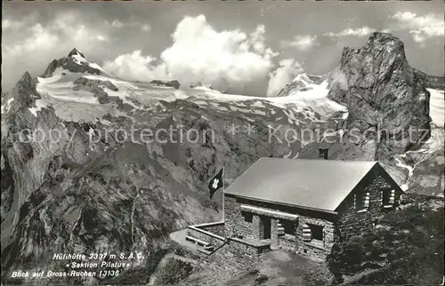 Huefihuette Blick auf Gross Ruchen Schutzhaus Glarner Alpen Flagge