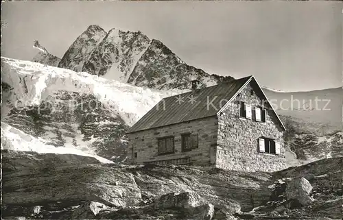 Bordierhuette mit Hohberghorn Duerrenhorn Schutzhuette Walliser Alpen