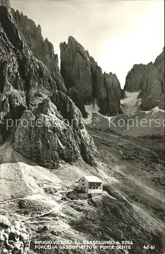 Langkofelhuette gegen Zahnspitze Schutzhuette Dolomiten