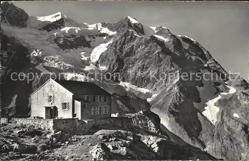 Glecksteinhuette mit Ankenbaelli und Mettenberg Schutzhuette Berner Alpen