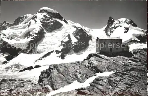 Gandegghuette mit Breithorn Kleines Matterhorn Schutzhuette Walliser Alpen