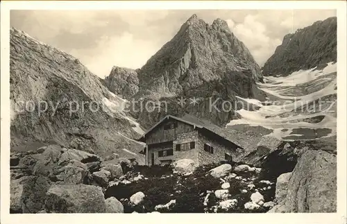 Blaueishuette Schutzhaus am Hochkaltergletscher Berchtesgadener Alpen