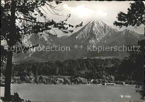 Faak am See Finkenstein Blick von der Insel auf Strandbad und Mittagskogel Karawanken Kat. Finkenstein am Faaker See