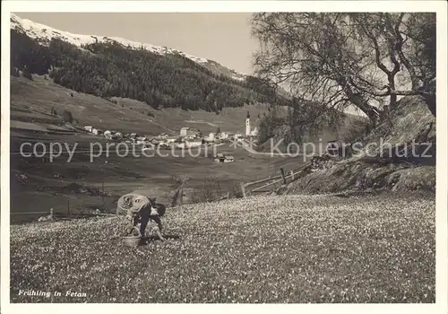 Fetan Maedchen pflueckt Blumen