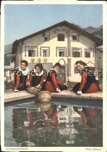 Schuls GR Engadinerinnen am Dorfbrunnen Kat. Scuol