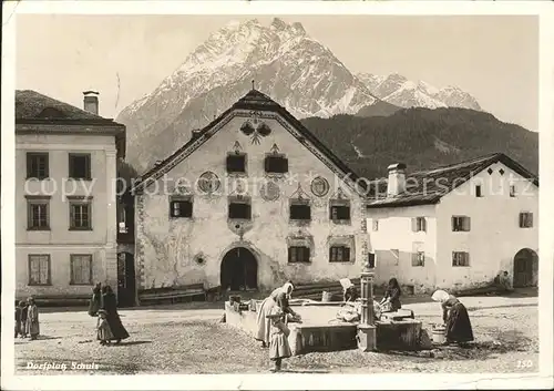 Schuls GR Dorfplatz Waschfrauen am Brunnen Kat. Scuol