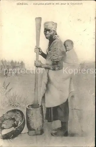 Senegal Indigene pilant le mil pour le Couscous Kat. Senegal