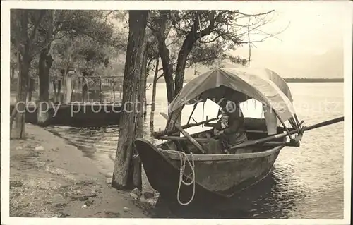 Tessin Ticino Frau mit Kind im Boot am Lago Kat. Lugano