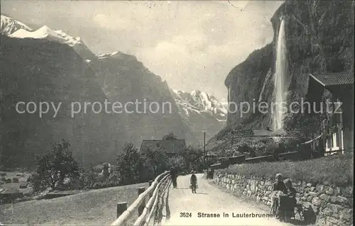 Lauterbrunnen BE Strasse mit Wasserfall Kat. Lauterbrunnen