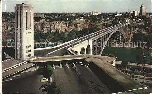 Ontario Canada Singin Tower and Rainbow Bridge Niagara Falls Autos Kat. Kanada