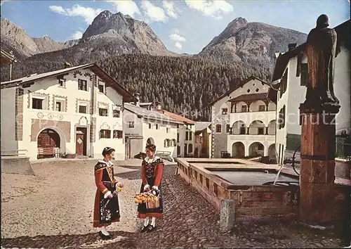 Bad Scuol Dorfplatz mit Museum Trachtenmaedchen Dorfbrunnen Kat. Scuol