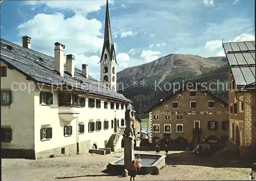 Zuoz GR Dorfplatz mit Brunnen und Kirche Kat. Zuoz