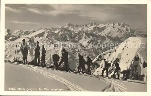 Titlis Engelberg Skifahrer Blick auf Berner Alpen / Engelberg /Bz. Obwalden