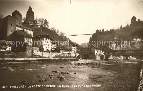 Fribourg FR La porte de Berne La Tour et le Pont suspendu Kat. Fribourg FR