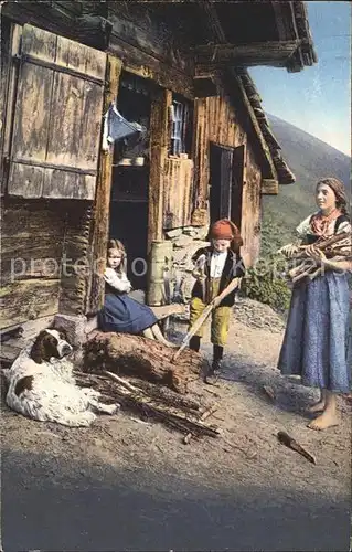 Grindelwald Almidylle Sennerin mit Kindern und Hund beim Brennholz machen Kat. Grindelwald