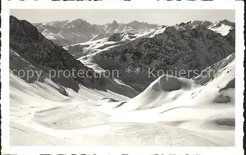 Davos Parsenn GR Blick vom Weissfluhjoch mit Hauptertaeli und Strelaweg / Davos /Bz. Praettigau-Davos