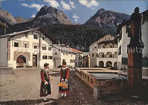 Scuol Tarasp Vulpera Dorfplatz Scuol mit Museum und Frauen in Tracht / Scuol /Bz. Inn