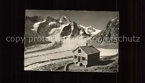 Oberaletschhuette mit Nest und Breithorn Lonzahoerner Belchfirn Gletscher