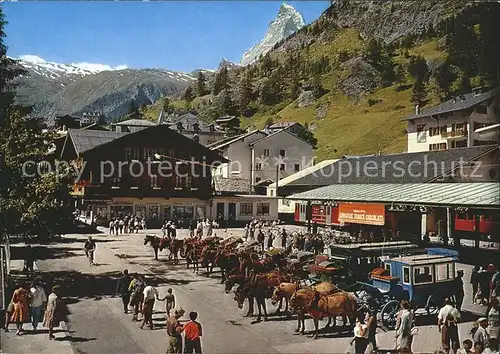 Zermatt VS Bahnhofsplatz mit hist Pferdekutschen und Matterhorn Kat. Zermatt