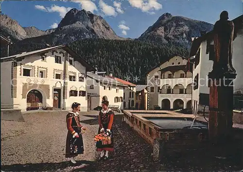 Scuol Tarasp Vulpera Dorfplatz mit Museum Engadinerinnen am Brunnen / Scuol /Bz. Inn