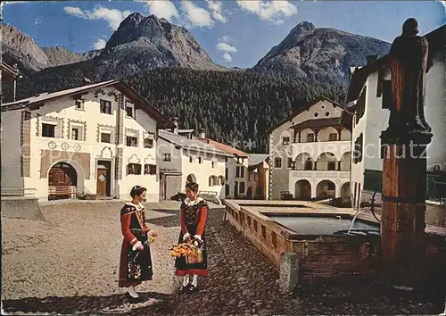 Scuol Tarasp Vulpera Dorfplatz Scuol mit Museum Engadinerinnen am Dorfbrunnen / Scuol /Bz. Inn