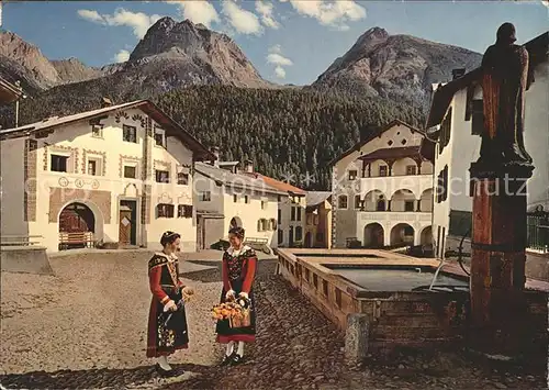 Scuol Tarasp Vulpera Dorfplatz in Scuol mit Museum Tracht / Scuol /Bz. Inn