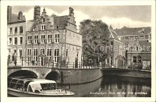 Amsterdam Niederlande Huis op de drie grachten Bruecke Ausflugsboot Kat. Amsterdam