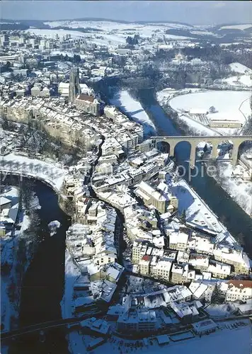 Fribourg FR La vieille ville enneigee Vue aerienne Kat. Fribourg FR