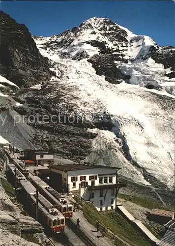 Grindelwald Eigergletscher mit Moench Station Jungfraubahn Berner Alpen Kat. Grindelwald