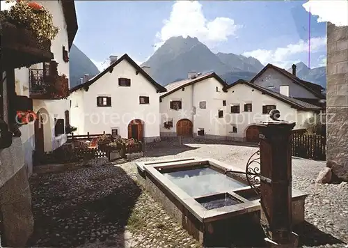 Scuol Tarasp Vulpera Dorfplatz mit Brunnen in Scuol / Scuol /Bz. Inn
