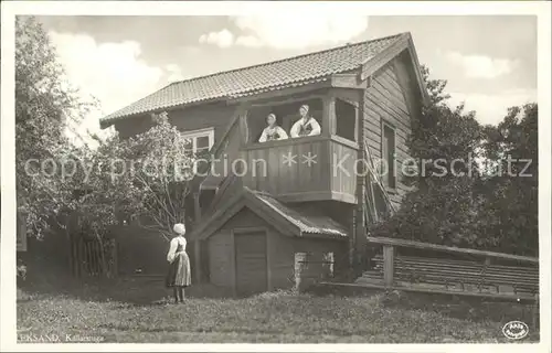 Schweden Holzhaus Frauen in Tracht /  /